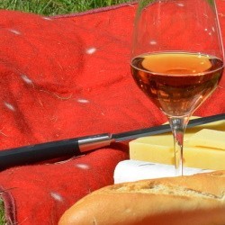 Die Natur in Bayern auf einer Picknickdecke geniessen